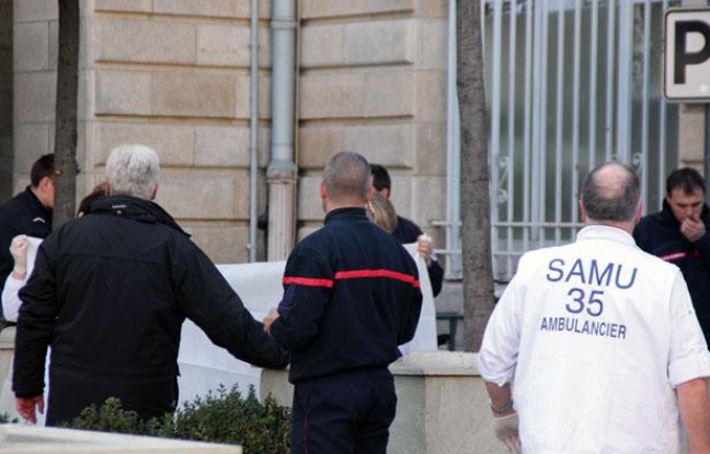 Les secours emportent le corps d'un cadre de La Poste après sa défenestration, à Rennes (Ille-et-Vilaine), le 29 février 2012. Les secours emportent le corps d'un cadre de La Poste après sa défenestration, à Rennes (Ille-et-Vilaine), le 29 février 2012.