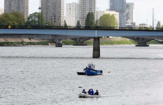 Le corps retrouvé mercredi après-midi par des promeneurs au bord de la Loire à Bouguenais, près de Nantes, est bien celui du mineur de 13 ans recherché depuis le 14 mai après avoir échappé à la police en se jetant dans la Loire, a confirmé jeudi le parquet de Nantes. Le corps retrouvé mercredi après-midi par des promeneurs au bord de la Loire à Bouguenais, près de Nantes, est bien celui du mineur de 13 ans recherché depuis le 14 mai après avoir échappé à la police en se jetant dans la Loire, a confirmé jeudi le parquet de Nantes.