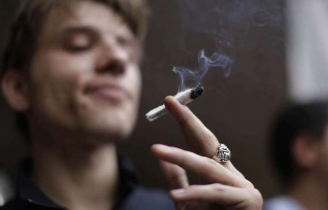 Illustration. Un jeune homme fumant du cannabis. Illustration. Un jeune homme fumant du cannabis.