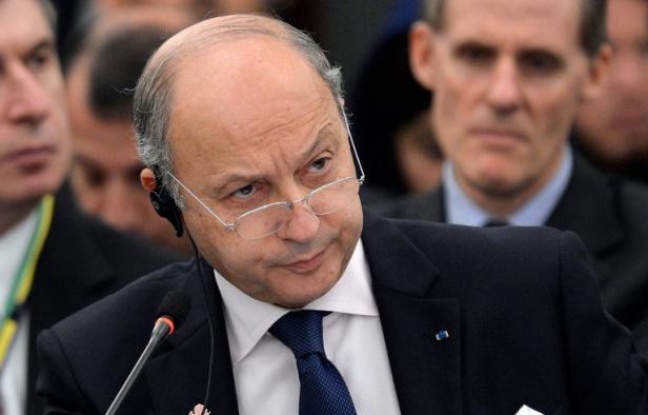 Le ministre français des Affaires étrangères Laurent Fabius a déclaré dimanche à son arrivée à Alger, pour sa première visite dans un pays arabe, souhaiter un nouvel élan dans les relations algéro-française basé sur la proximité, l'objectivité et l'amitié. Le ministre français des Affaires étrangères Laurent Fabius a déclaré dimanche à son arrivée à Alger, pour sa première visite dans un pays arabe, souhaiter un nouvel élan dans les relations algéro-française basé sur la proximité, l'objectivité et l'amitié.