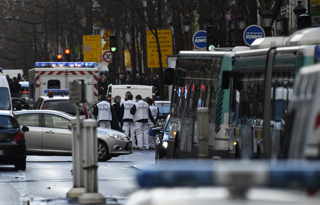 Le Samu intervient boulevard de Barbès à Paris le jeudi 7 janvier 2016 après qu'un homme a été abattu à l'entrée du commissariat de la rue de la Goutte d'Or. Le Samu intervient boulevard de Barbès à Paris le jeudi 7 janvier 2016 après qu'un homme a été abattu à l'entrée du commissariat de la rue de la Goutte d'Or.