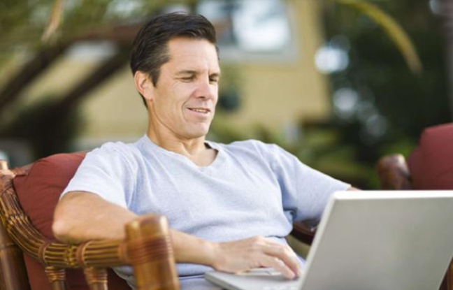 Un homme travaille sur son ordinateur portable. Un homme travaille sur son ordinateur portable.