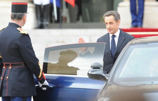 Nicolas Sarkozy (à droite) quitte l'Elysée, à Paris, le 15 mai 2012. Nicolas Sarkozy (à droite) quitte l'Elysée, à Paris, le 15 mai 2012.