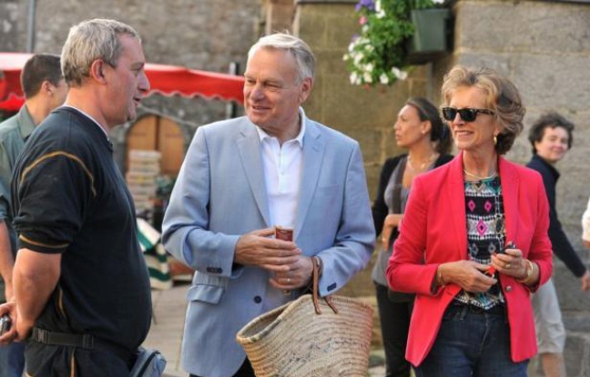 Le Premier ministre Jean-Marc Ayrault, en vacances dans sa résidence secondaire à Sarzeau (Morbihan), a déambulé avec son épouse dimanche matin sur le marché de cette commune où il a fait quelques courses et serré des mains. Le Premier ministre Jean-Marc Ayrault, en vacances dans sa résidence secondaire à Sarzeau (Morbihan), a déambulé avec son épouse dimanche matin sur le marché de cette commune où il a fait quelques courses et serré des mains.