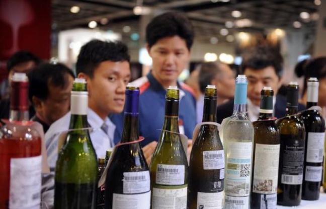 La prédominance des vins de Bordeaux sur le marché chinois ne faiblit pas, laissant encore augurer d'importantes parts de marché, après la clôture de la 5e édition de Vinexpo Asie-Pacifique, salon du vin et spiritueux qui a regroupé à Hong Kong plus d'un millier d'exposants, pour moitié français. La prédominance des vins de Bordeaux sur le marché chinois ne faiblit pas, laissant encore augurer d'importantes parts de marché, après la clôture de la 5e édition de Vinexpo Asie-Pacifique, salon du vin et spiritueux qui a regroupé à Hong Kong plus d'un millier d'exposants, pour moitié français.