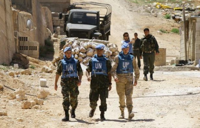 Six soldats syriens ont été blessés mercredi par l'explosion d'une charge au passage du convoi d'observateurs de l'ONU, à l'entrée de la ville de Deraa, berceau de la contestation dans le sud de la Syrie, dans le sud de la Syrie, selon un photographe de l'AFP. Six soldats syriens ont été blessés mercredi par l'explosion d'une charge au passage du convoi d'observateurs de l'ONU, à l'entrée de la ville de Deraa, berceau de la contestation dans le sud de la Syrie, dans le sud de la Syrie, selon un photographe de l'AFP.