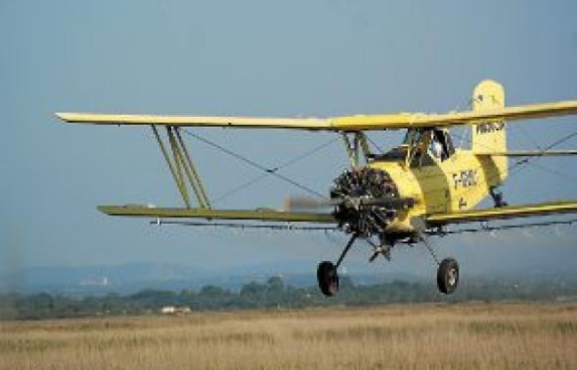 L'avion déverse le produit de démoustication, près de La Grande-Motte. L'avion déverse le produit de démoustication, près de La Grande-Motte.