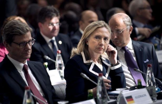 "Il est tout à fait nécessaire de saisir à nouveau le Conseil de sécurité et d'exiger une mise place du plan de Genève auquel Russie et Chine ont souscrit", a déclaré la secrétaire d'Etat américaine Hillary Clinton. "Il est tout à fait nécessaire de saisir à nouveau le Conseil de sécurité et d'exiger une mise place du plan de Genève auquel Russie et Chine ont souscrit", a déclaré la secrétaire d'Etat américaine Hillary Clinton.