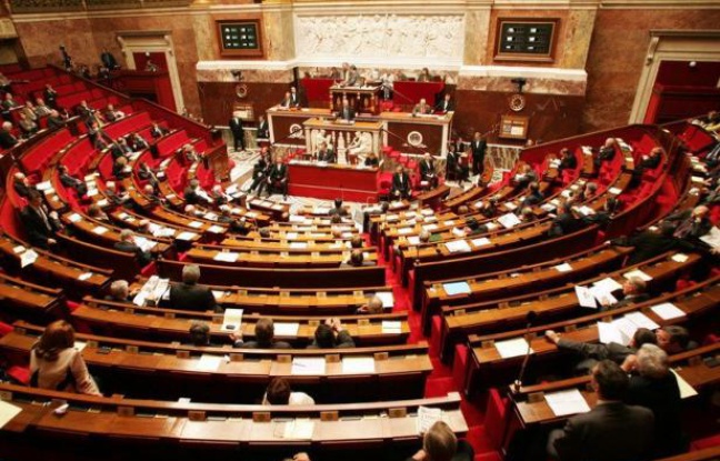 La plupart des députés UMP ont quitté mardi l'hémicycle, lors de la séance des questions au gouvernement, pour protester contre la longueur d'une intervention du Premier ministre Jean-Marc Ayrault, qui défendait la politique menée depuis deux mois. La plupart des députés UMP ont quitté mardi l'hémicycle, lors de la séance des questions au gouvernement, pour protester contre la longueur d'une intervention du Premier ministre Jean-Marc Ayrault, qui défendait la politique menée depuis deux mois.