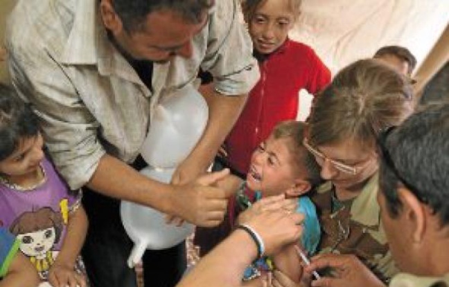 Près de 6 000 enfants ont été vaccinés par les soldats français à Za'atari. Près de 6 000 enfants ont été vaccinés par les soldats français à Za'atari.