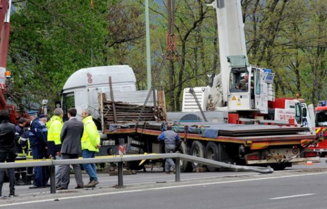 Le chauffeur du semi-remorque à l'origine de l'accident qui a fait quatre morts vendredi à Chambéry, a été mis en examen dimanche "pour homicides involontaires" et écroué, a-t-on appris auprès du parquet. Le chauffeur du semi-remorque à l'origine de l'accident qui a fait quatre morts vendredi à Chambéry, a été mis en examen dimanche "pour homicides involontaires" et écroué, a-t-on appris auprès du parquet.