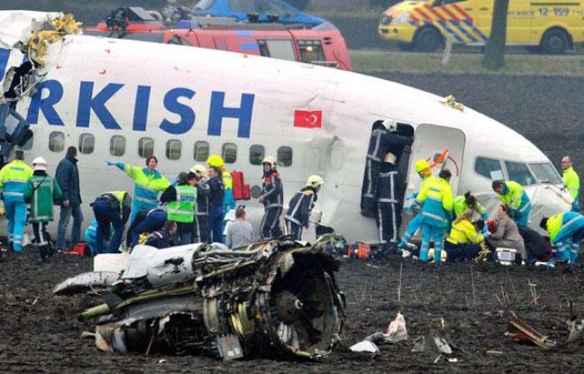 Un avion de ligne turc s'est écrasé à Amsterdam le 25 février 2009. Un avion de ligne turc s'est écrasé à Amsterdam le 25 février 2009.