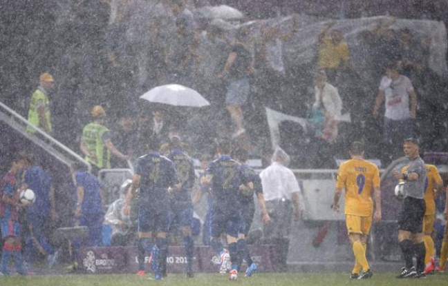 Le match de l'Euro Ukraine - France a été interrompu à cause de la pluie, le 15 juin 2012. Le match de l'Euro Ukraine - France a été interrompu à cause de la pluie, le 15 juin 2012.