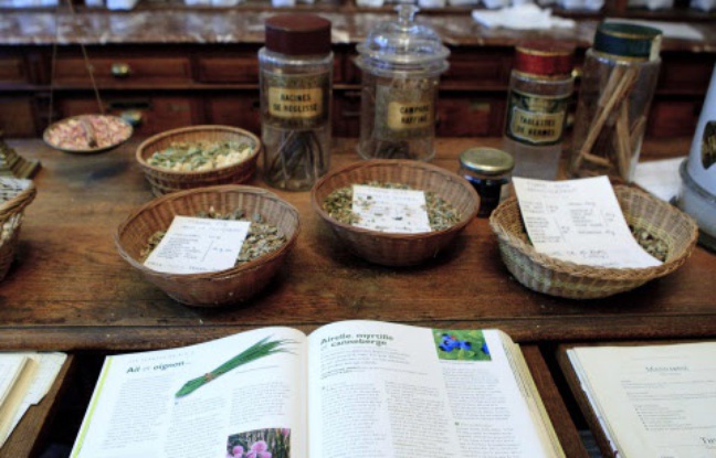 L'herboristerie de la Place de Clichy propose une medecine alternative par l'elaboration de produits a base de plantes, comme les huiles essentielles. L'herboristerie de la Place de Clichy propose une medecine alternative par l'elaboration de produits a base de plantes, comme les huiles essentielles.