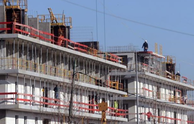 Le coup de frein dans l'immobilier neuf se confirme en France, avec une brutale décélération des mises en chantier et des permis de construire, attribuée par les analystes à la réduction des avantages fiscaux et à l'attente de l'issue de l'élection présidentielle. Le coup de frein dans l'immobilier neuf se confirme en France, avec une brutale décélération des mises en chantier et des permis de construire, attribuée par les analystes à la réduction des avantages fiscaux et à l'attente de l'issue de l'élection présidentielle.