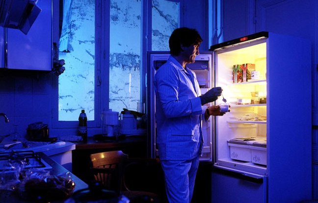 Un homme se lève la nuit pour manger. Illustration Un homme se lève la nuit pour manger. Illustration