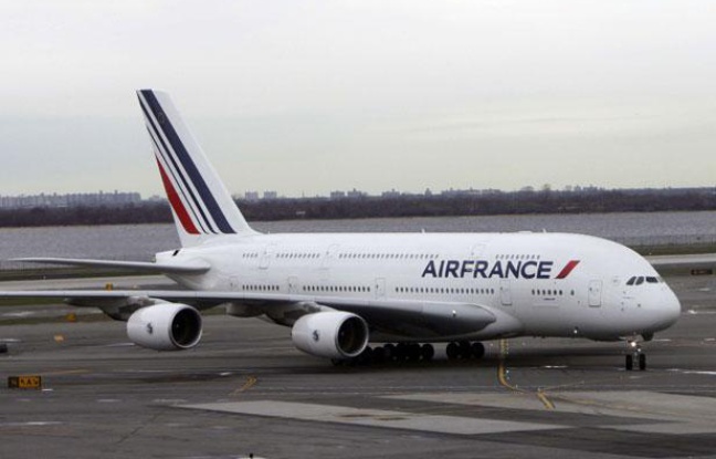 Un appareil de la compagnie Air France, sur la piste de l'aéroport JFK à New-York, en avril 2011 Un appareil de la compagnie Air France, sur la piste de l'aéroport JFK à New-York, en avril 2011