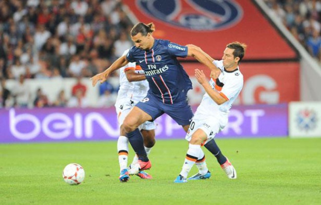 Zlatan Ibrahimovic s'infiltre entre deux joueurs lorientais, le 12 août 2012 au Parc des Princes. Zlatan Ibrahimovic s'infiltre entre deux joueurs lorientais, le 12 août 2012 au Parc des Princes.