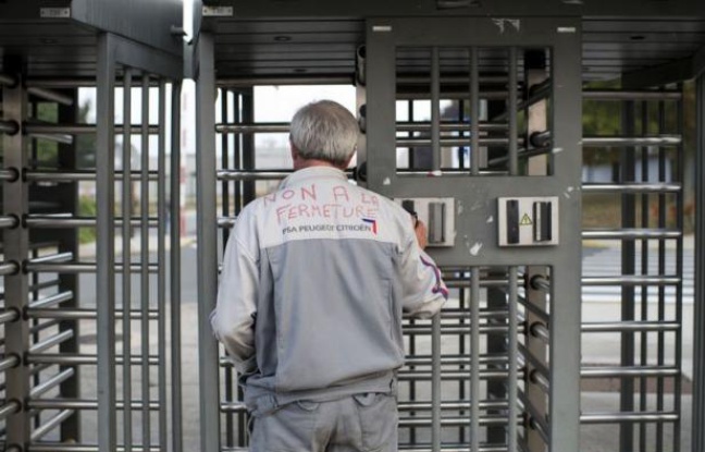 Un climat lourd pour une rentrée pleine d'incertitudes: après un mois de vacances et une semaine de chômage partiel, les ouvriers de l'usine PSA d'Aulnay ont repris mardi le chemin de l'usine, déterminés à se battre mais "sans illusions" sur leur avenir. Un climat lourd pour une rentrée pleine d'incertitudes: après un mois de vacances et une semaine de chômage partiel, les ouvriers de l'usine PSA d'Aulnay ont repris mardi le chemin de l'usine, déterminés à se battre mais "sans illusions" sur leur avenir.