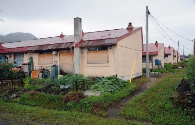 Neuf habitants sur dix sont partis, la plupart des écoles ont fermé et les irréductibles restants payent des impôts ruineux. Bienvenue à Yubari la surendettée, une cité vieillissante qui pourrait présager le Japon de demain. Neuf habitants sur dix sont partis, la plupart des écoles ont fermé et les irréductibles restants payent des impôts ruineux. Bienvenue à Yubari la surendettée, une cité vieillissante qui pourrait présager le Japon de demain.