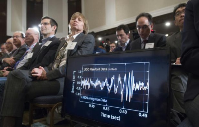 Un diagramme montre les perturbations dues à la découverte des ondes gravitationnelles, lors d'une conférence de presse à Washington le 11 février 2016 Un diagramme montre les perturbations dues à la découverte des ondes gravitationnelles, lors d'une conférence de presse à Washington le 11 février 2016