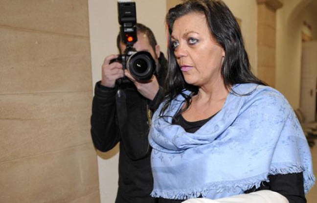 Fabienne Lévy, accusée de braquages de cinq agences bancaires en France et en Allemagne, arrive aux assises au TGI de Metz, le 7 décembre 2010. Fabienne Lévy, accusée de braquages de cinq agences bancaires en France et en Allemagne, arrive aux assises au TGI de Metz, le 7 décembre 2010.