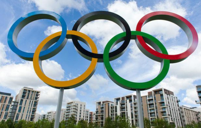 Les anneaux olympiques à l'entrée du village de Londres, le 12 juillet 2012. Les anneaux olympiques à l'entrée du village de Londres, le 12 juillet 2012.