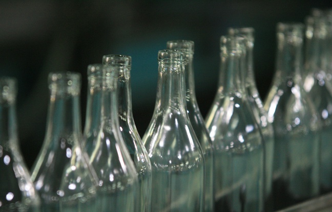 Ecologie. Industrie. Environnement. Recyclage.

Chaine de production indutrielle de verre recycle. File de bouteilles en verre vides.