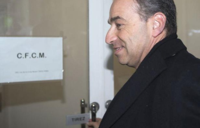 Le Conseil français du culte musulman (CFCM) maintient finalement sa plainte contre Jean-François Copé dans l'affaire du "pain au chocolat", en raison de son "double langage", a annoncé mercredi Abdallah Zekri, président de l'Observatoire national contre l'islamophobie, instance du CFCM. Le Conseil français du culte musulman (CFCM) maintient finalement sa plainte contre Jean-François Copé dans l'affaire du "pain au chocolat", en raison de son "double langage", a annoncé mercredi Abdallah Zekri, président de l'Observatoire national contre l'islamophobie, instance du CFCM.