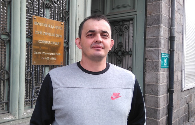 A Douai, le 15 septembre 2016 - Ludovic Milice, devant la cour d'appel de Douai. Il avait ete licencie apres avoir ete aux toilettes pendant le discours de son patron. A Douai, le 15 septembre 2016 - Ludovic Milice, devant la cour d'appel de Douai. Il avait ete licencie apres avoir ete aux toilettes pendant le discours de son patron.