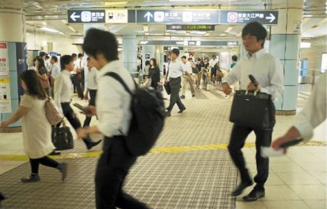 Les « salary men», qui se pressent dans le métro de Tokyo à l'heure de pointe, ont adopté les manches courtes. Les « salary men», qui se pressent dans le métro de Tokyo à l'heure de pointe, ont adopté les manches courtes.