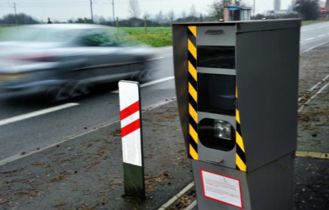 Cinq cents nouveaux "vrais" radars et plus de 10.000 leurres, les premiers en France, vont être installés sur les routes françaises dans les trois ans qui viennent Cinq cents nouveaux "vrais" radars et plus de 10.000 leurres, les premiers en France, vont être installés sur les routes françaises dans les trois ans qui viennent