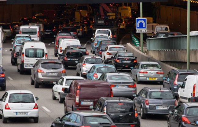 Le péripherique parisien au niveau de la Porte de Saint-Cloud, en juillet 2012 Le péripherique parisien au niveau de la Porte de Saint-Cloud, en juillet 2012