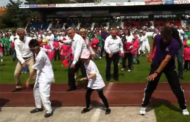 Capture d'écran de la vidéo montrant le ministre délégué aux Transports, Frédéric Cuvillier, en train de danser avec des élèves des écoles publiques de Boulogne-sur-Mer, le 23 juin 2012. Capture d'écran de la vidéo montrant le ministre délégué aux Transports, Frédéric Cuvillier, en train de danser avec des élèves des écoles publiques de Boulogne-sur-Mer, le 23 juin 2012.