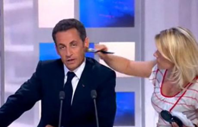 Nicolas Sarkozy s'énerve sur un technicien son sur le plateau de France 3. Nicolas Sarkozy s'énerve sur un technicien son sur le plateau de France 3.