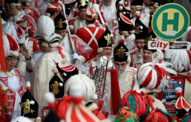 Des festivaliers célèbrent le lancement du carnaval de Cologne, en Allemagne, le 4 février 2016 Des festivaliers célèbrent le lancement du carnaval de Cologne, en Allemagne, le 4 février 2016