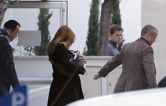 Carla Bruni-Sarkozy sort de la clinique de la Muette (16e arrondissement) avec sa fille, le 23 octobre 2011. Carla Bruni-Sarkozy sort de la clinique de la Muette (16e arrondissement) avec sa fille, le 23 octobre 2011.