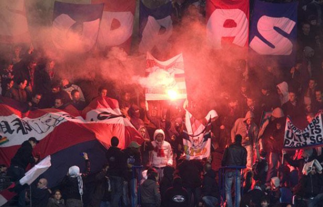 Des supporters parisiens avant le match PSG-Strasbourg, le 2 avril 2008 à Paris. Des supporters parisiens avant le match PSG-Strasbourg, le 2 avril 2008 à Paris.