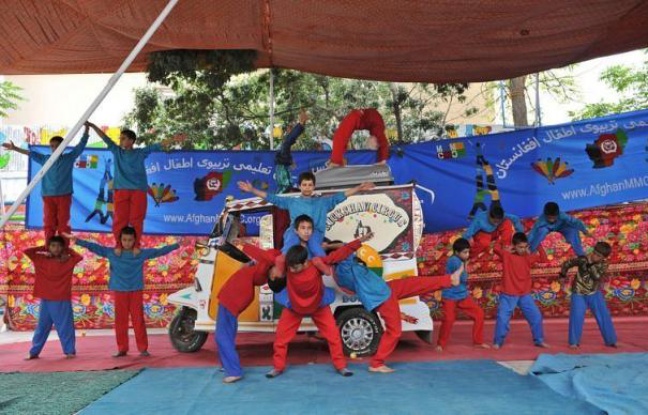 Aventure et solidarité: un couple va relier en rickshaw Kaboul à Istanbul, via l'Iran et le Pakistan, pour soutenir une association qui, par le cirque, éduque et redonne le sourire à une jeunesse marquée par trois décennies de guerre en Afghanistan. Aventure et solidarité: un couple va relier en rickshaw Kaboul à Istanbul, via l'Iran et le Pakistan, pour soutenir une association qui, par le cirque, éduque et redonne le sourire à une jeunesse marquée par trois décennies de guerre en Afghanistan.