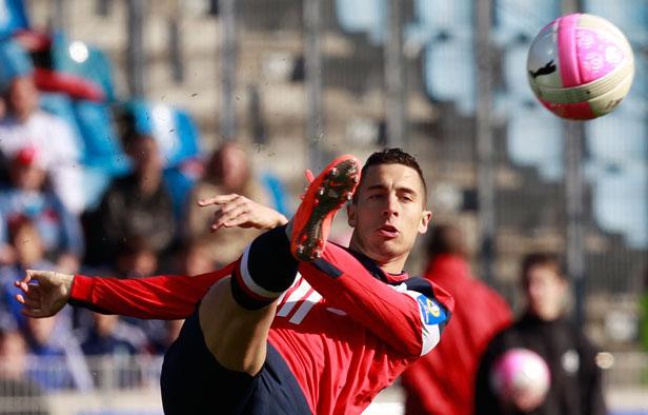 Eden Hazard, le joueur du Losc contrôle sa balle contre Toulouse en Ligue 1 le 4 avril 2012. Eden Hazard, le joueur du Losc contrôle sa balle contre Toulouse en Ligue 1 le 4 avril 2012.