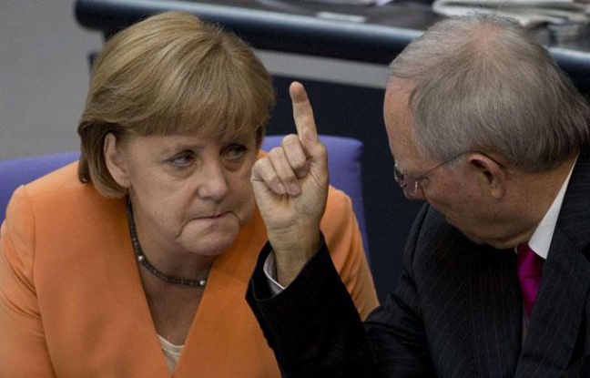 La Chancelière allemande Angela Merkel en discussion avec le ministre allemand des Finances Wolfgang Schaeuble, lors d'une session spéciale du parlement allemand, le Bundestag. La Chancelière allemande Angela Merkel en discussion avec le ministre allemand des Finances Wolfgang Schaeuble, lors d'une session spéciale du parlement allemand, le Bundestag.