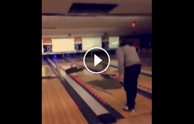 la vidéo des copains qui détruisent le plafond d'un bowling. la vidéo des copains qui détruisent le plafond d'un bowling.