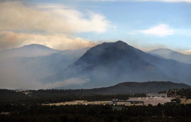 L'incendie qui fait rage près de Colorado Springs (ouest des Etats-Unis) a détruit "des centaines de maisons", a déclaré jeudi le maire de la ville, alors que les pompiers espèrent qu'une météo plus clémente les aidera dans leur combat contre les flammes. L'incendie qui fait rage près de Colorado Springs (ouest des Etats-Unis) a détruit "des centaines de maisons", a déclaré jeudi le maire de la ville, alors que les pompiers espèrent qu'une météo plus clémente les aidera dans leur combat contre les flammes.