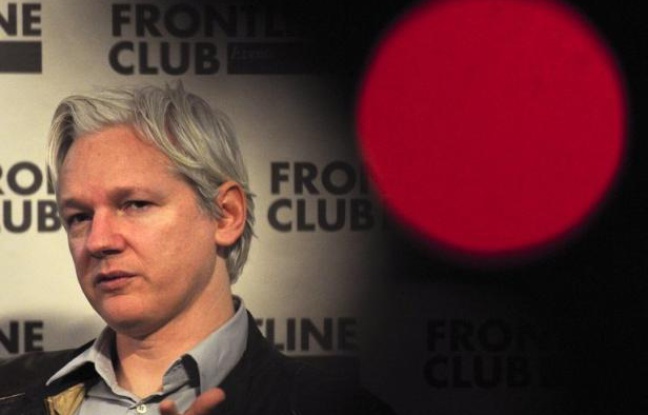 Julian Assange a provoqué un nouveau coup de théâtre en se réfugiant mardi à Londres à l'ambassade d'Equateur, pays à qui il demande l'asile politique après avoir épuisé en 18 mois de bataille juridique tous ses recours au Royaume-Uni pour échapper à une extradition en Suède. Julian Assange a provoqué un nouveau coup de théâtre en se réfugiant mardi à Londres à l'ambassade d'Equateur, pays à qui il demande l'asile politique après avoir épuisé en 18 mois de bataille juridique tous ses recours au Royaume-Uni pour échapper à une extradition en Suède.