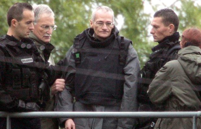 Francis Heaulme lors d'une opération de transport de justice le 3 octobre 2006 à Montigny-les-Metz (Moselle). Francis Heaulme lors d'une opération de transport de justice le 3 octobre 2006 à Montigny-les-Metz (Moselle).
