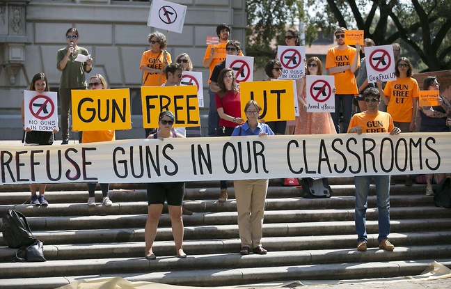 Des étudiants de l'université du Texas, à Austin, opposés à la légalisation du port d'arme en classe. Des étudiants de l'université du Texas, à Austin, opposés à la légalisation du port d'arme en classe.