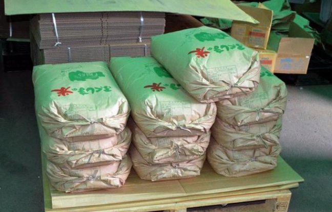 Une entreprise japonaise a annoncé jeudi la mise au point et la commercialisation d'un dispositif qui permet d'évaluer en 10 secondes la radioactivité contenue dans un sac de 30 kg de riz, un gain de temps qui permettra d'effectuer des contrôles systématiques très attendus. Une entreprise japonaise a annoncé jeudi la mise au point et la commercialisation d'un dispositif qui permet d'évaluer en 10 secondes la radioactivité contenue dans un sac de 30 kg de riz, un gain de temps qui permettra d'effectuer des contrôles systématiques très attendus.