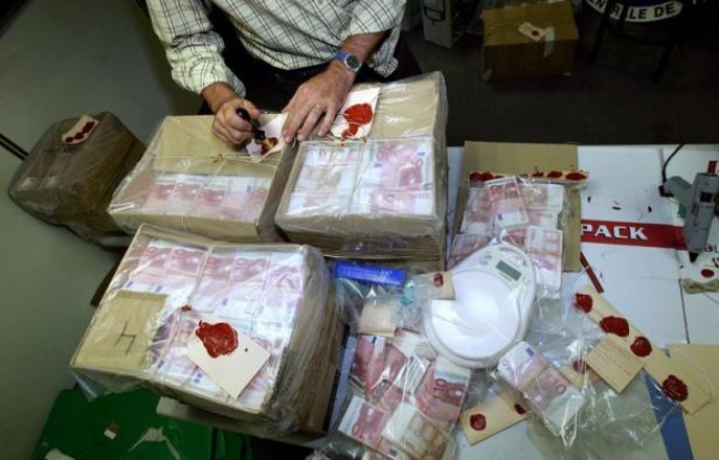 La plus grande fabrique de France de faux billets a été démantelée mardi et mercredi en Seine-et-Marne par l'office spécialisé de la police judiciaire, a-t-on appris jeudi de sources policières. La plus grande fabrique de France de faux billets a été démantelée mardi et mercredi en Seine-et-Marne par l'office spécialisé de la police judiciaire, a-t-on appris jeudi de sources policières.