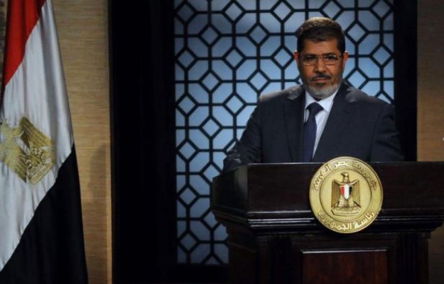 Le président égyptien élu, Mohamed Morsi, va prêter serment samedi devant la Haute cour constitutionnelle, a annoncé la présidence dans un communiqué jeudi soir, après une polémique avec l'armée sur la procédure à suivre pour le transfert du pouvoir. Le président égyptien élu, Mohamed Morsi, va prêter serment samedi devant la Haute cour constitutionnelle, a annoncé la présidence dans un communiqué jeudi soir, après une polémique avec l'armée sur la procédure à suivre pour le transfert du pouvoir.