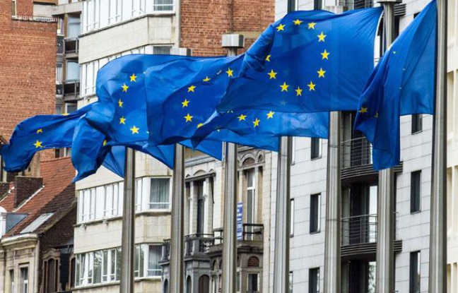 Des drapeaux européens, près du batiment de la Commission européenne à Bruxelles, en Belgique Des drapeaux européens, près du batiment de la Commission européenne à Bruxelles, en Belgique